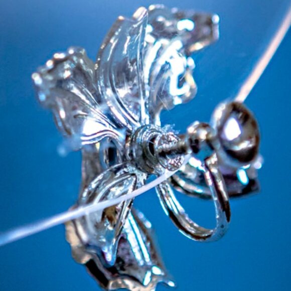 BEAUTIFUL Vintage Orchid Screw Back Earrings Silver Tone - Picture 4 of 9